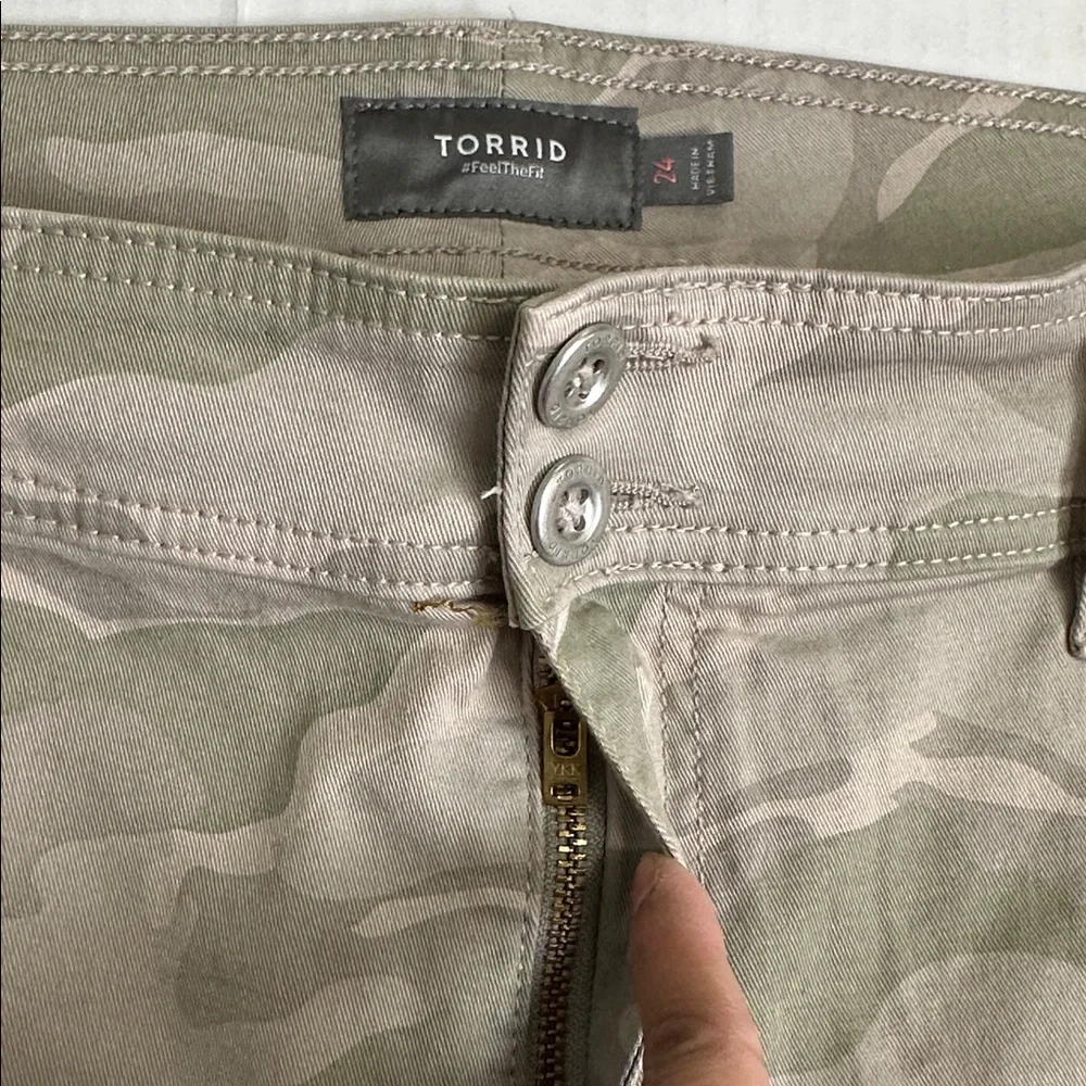 Torrid Sz 24 Women's Light Neutral Camouflage Cropped Pants - Picture 6 of 16
